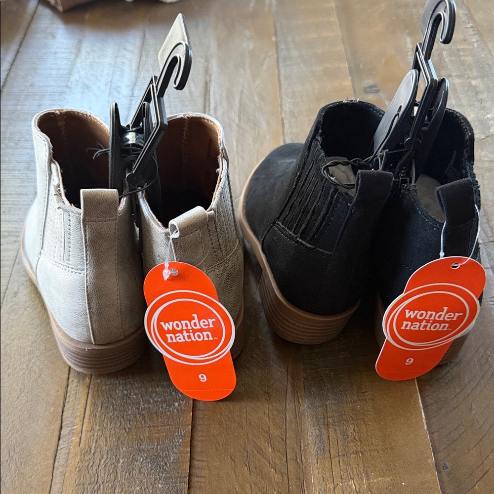 wonder nation Kids Chelsea Boots in Black and Taupe